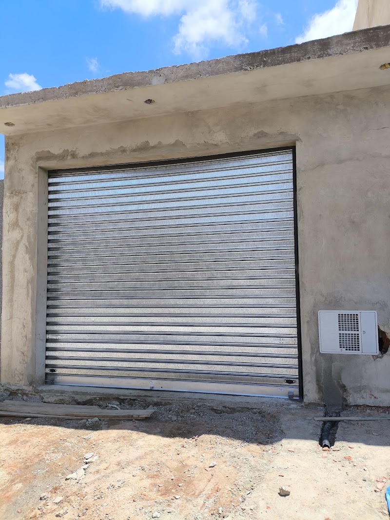 Porta de aço fabricada por Rodrigues Soluções Industriais